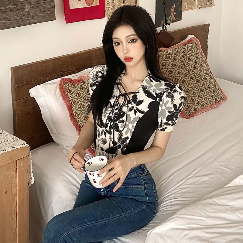 Eropa dan Amerika Babes Retro Floral Jahitan Lengan Pendek T-shirt Pelangsing Temperamen V-Leher Pen