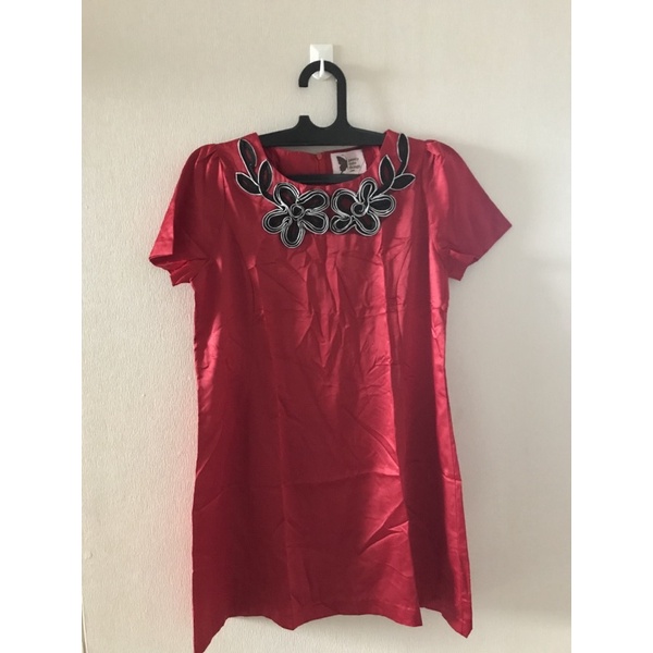 baju dress wanita satin merah polos bunga hitam tangan lengan pendek