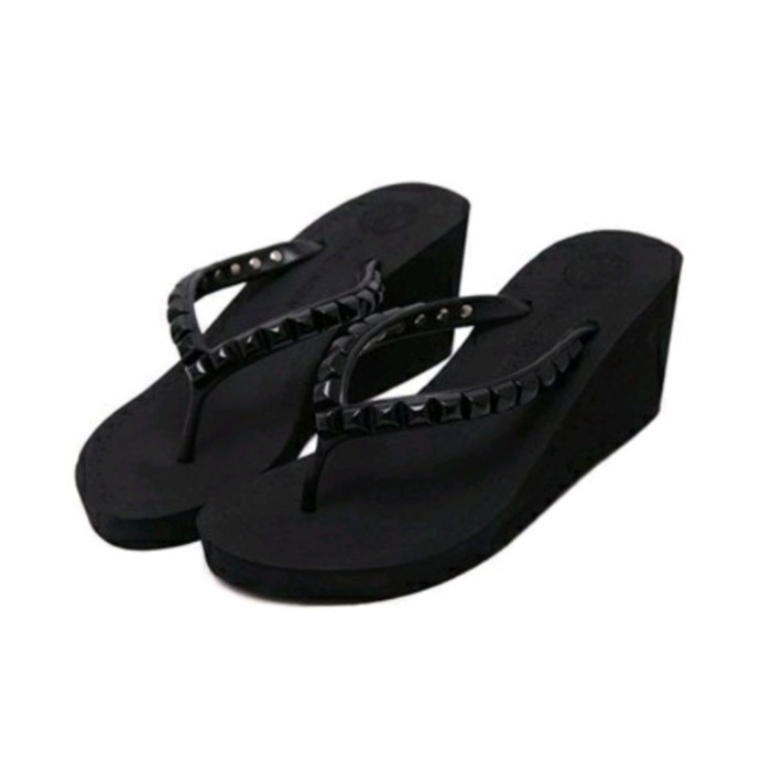 Sandal wedges jepit piramid