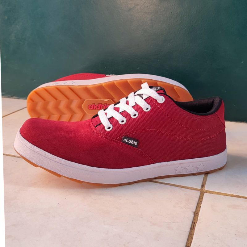 Sepatu Pria Casual Original Lokal Sneakers Cowok Keren Buat Gaya Aldhis M01 Merah Maroon