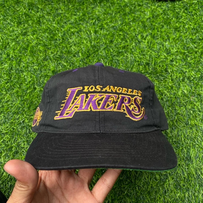 SNAPBACK VINTAGE LAKERS SCRIPT