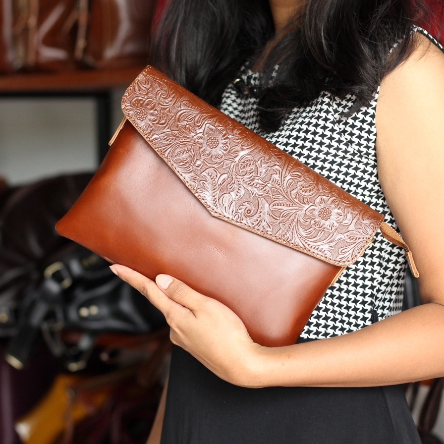 CLUTCH TALI PANJANG KULIT ASLI MODEL ENVELOPE KULIT SAPI EMBOS BATIK MIX PULL UP / FREE GRAVIR NAMA