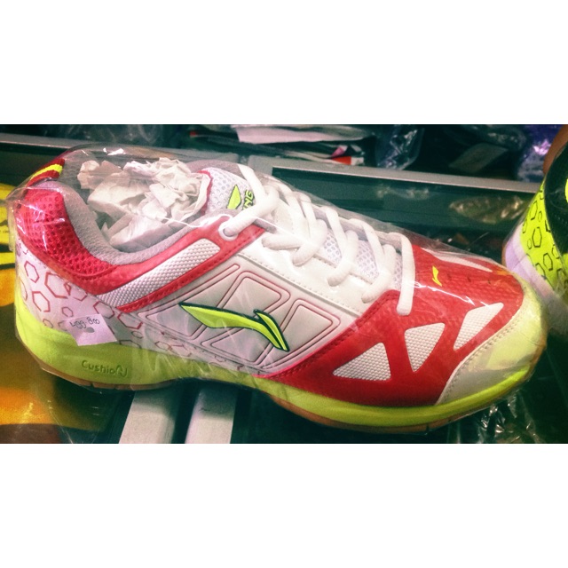 Sepatu Lining