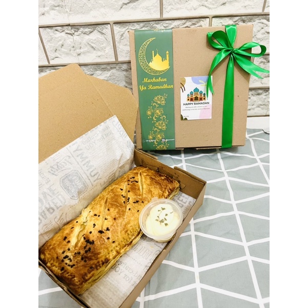 

Hampers Ramadhan Idul Fitri Picnic roll salmon En croute