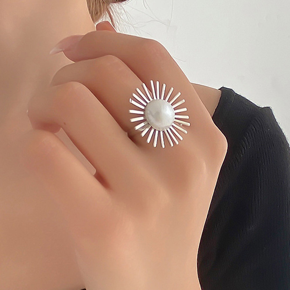 Cincin Model Terbuka Desain Bunga Aksen Mutiara Warna Silver Gaya Korea Untuk Wanita