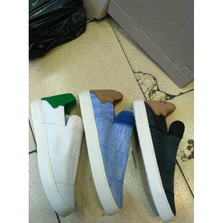 promo adidas slip on x pharrell williams terbaru