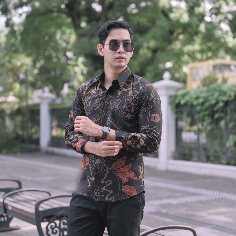 AJI MAHKOTA MERAH BATIKSOLOAMANAH KEMEJA BAJU BATIK PRIA SOLO LENGAN PANJANG PENDEK LAPIS FURING ATASAN BATIK PREMIUM MODERN KATUN HALUS JIWAMUDA PANJI LESMONO PRASTOWO COKLAT GURDO IJO KHARIS MODHANG NAVY RAGHNALA HITAM KEMBANG LOMBOK MAHESA PEKSI