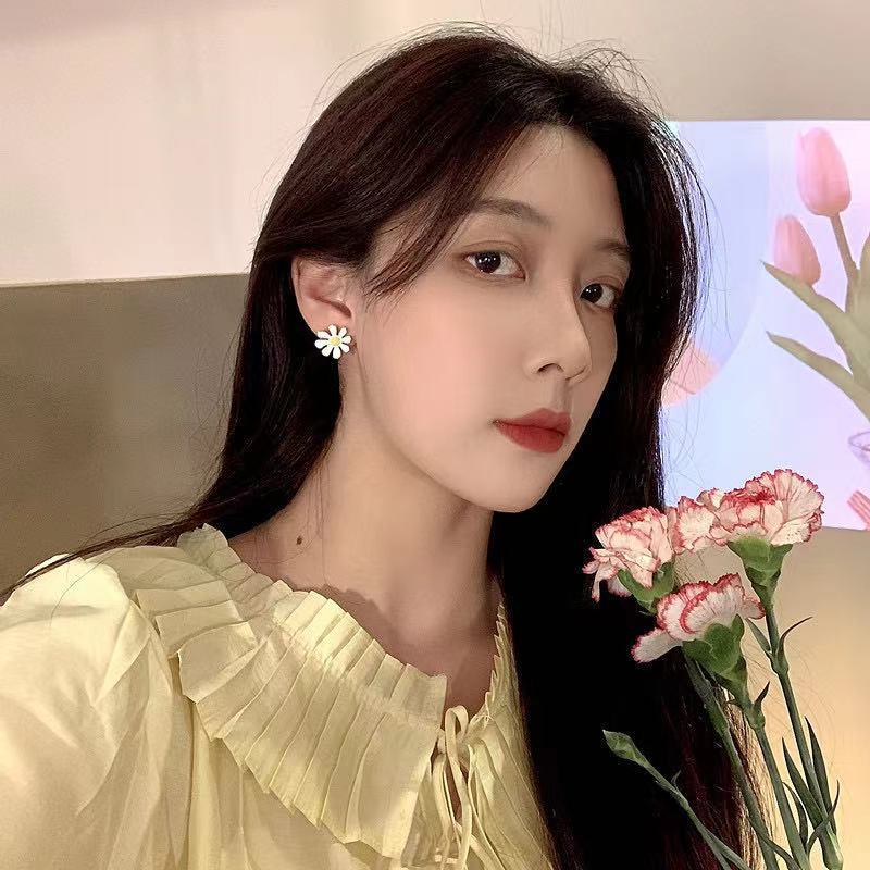 2021 baru trendi sedikit Daisy stud anting-anting Korea anggun online influencer bunga anting-anting