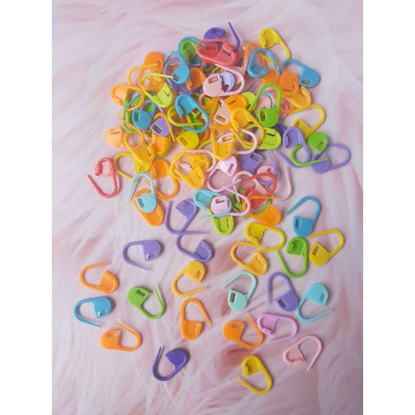 PENITI HIJAB PLASTIK WARNA WARNI RANDOM ISI 100 PCS