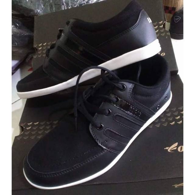 Sepatu eagle hitam putih