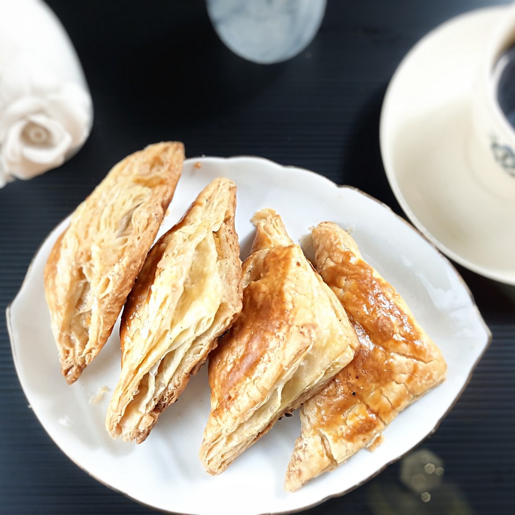 

Chiken pie 10 buah. Puff pastry rogut ayam istimewa. Fell the crispiness of pastry sheet ChicknPuff.