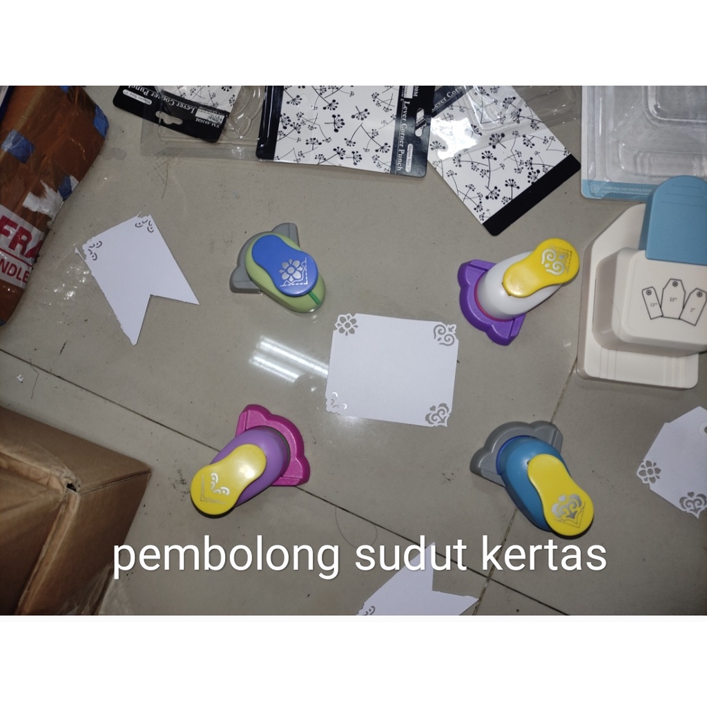 

pembolong sudut kertas fancy satuan ada 4 varian