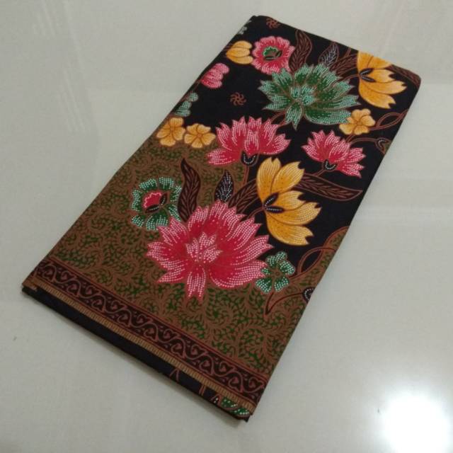 Kain batik jarik hitam manis motif bunga mekar hijau