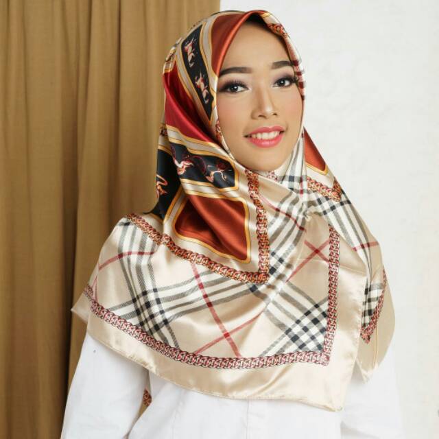 TERLARIS. B2 Jilbab Segi Empat Motif Burberry Branded Polyester Silk Premium Ori Import
