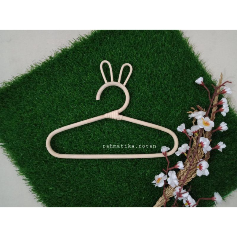 hanger rotan anak model kelinci/gantungan baju rotan anak