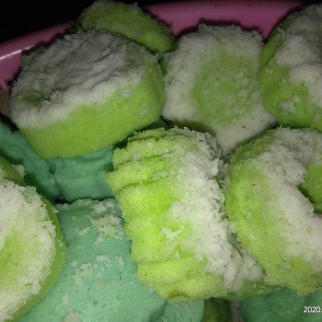 

kue putu ayu di jamim enak dan empuk bisa pesen bwt hajatan juga