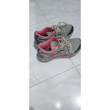 Sepatu sport Reebok