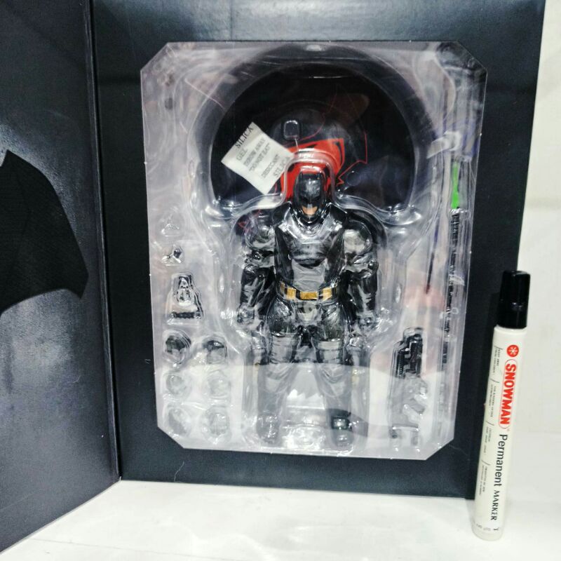 action figuremezco batman armour armored armorskala 1:12tinggi sekitar 6 inchfull artikulasi
recast
