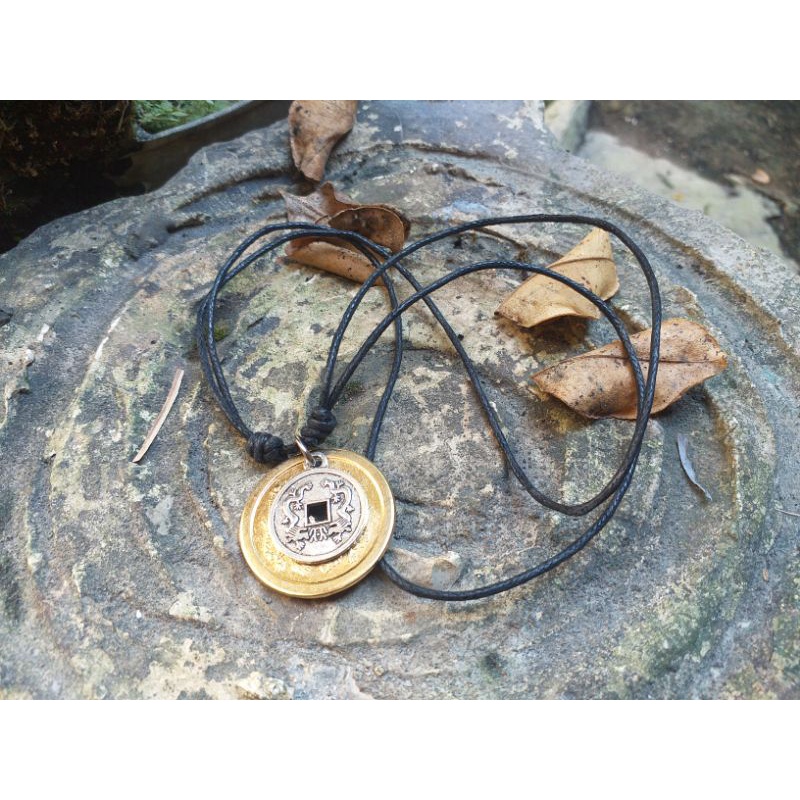 Kalung Pria Tali Hitam Bandul Koin