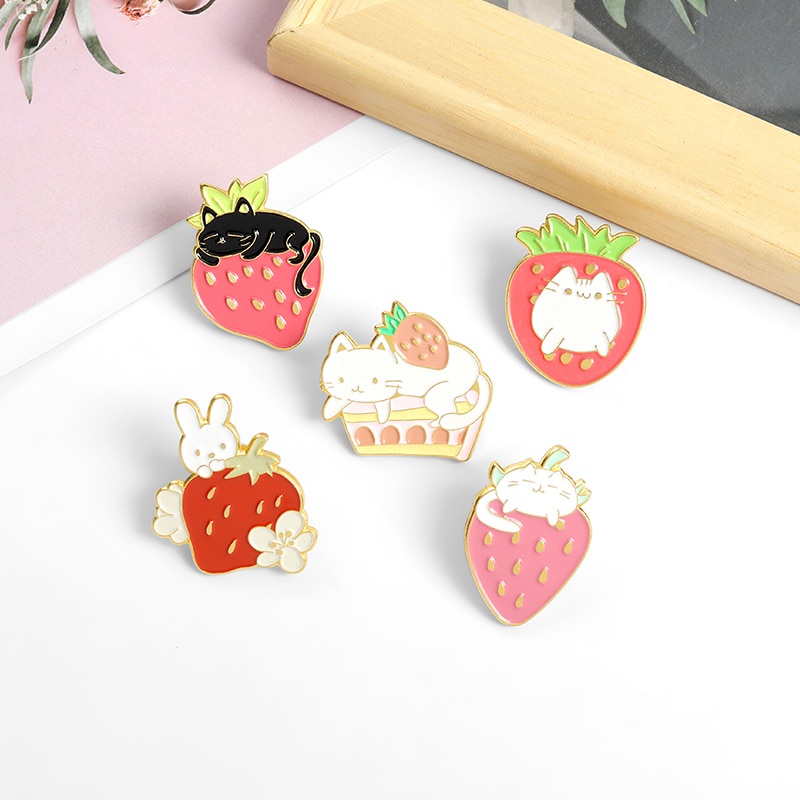 Bros Pin Enamel Desain Kartun Kucing / Kelinci / Kue / Strawberry Untuk Anak