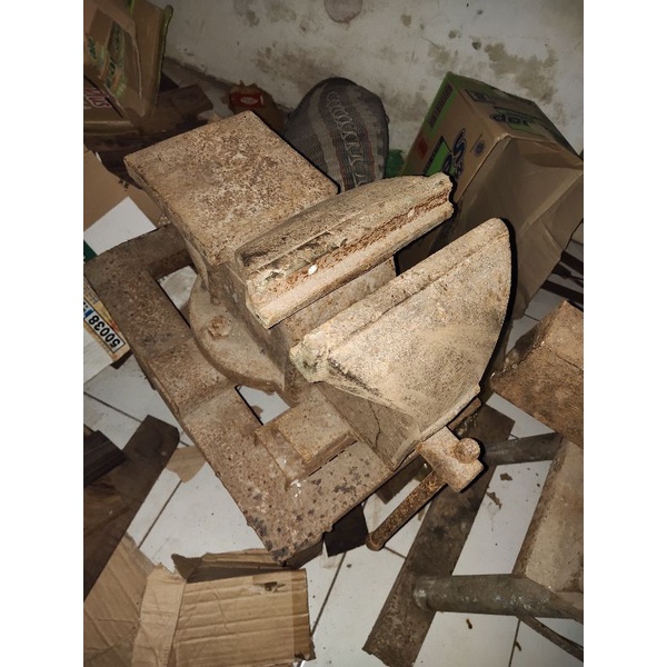 catok ragum besar, kuno