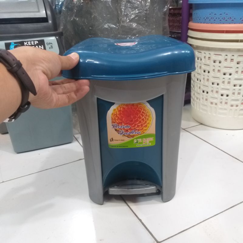 tempat sampah plastik tutup injak kecil 5 liter merk livina S.L plastik
