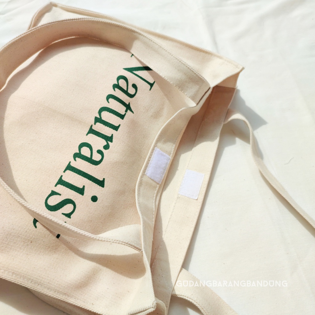 Tote Bag Canvas dengan Desain Square 'Green Naturalist': Gaya yang Menyatu dengan Alam untuk Aktivitas Anda!