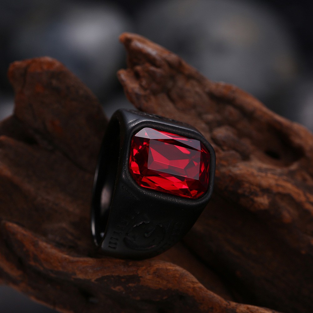 Cincin baja titanium pola tapal kuda hitam pria, perhiasan aksesori fashion kristal merah