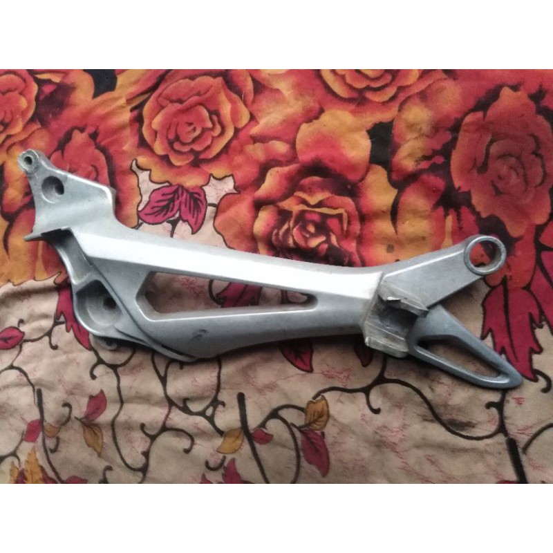 FOOTSTEP POSTEP BOSTEP KANAN SUPRA 125 NON CAKRAM / REVO LAMA