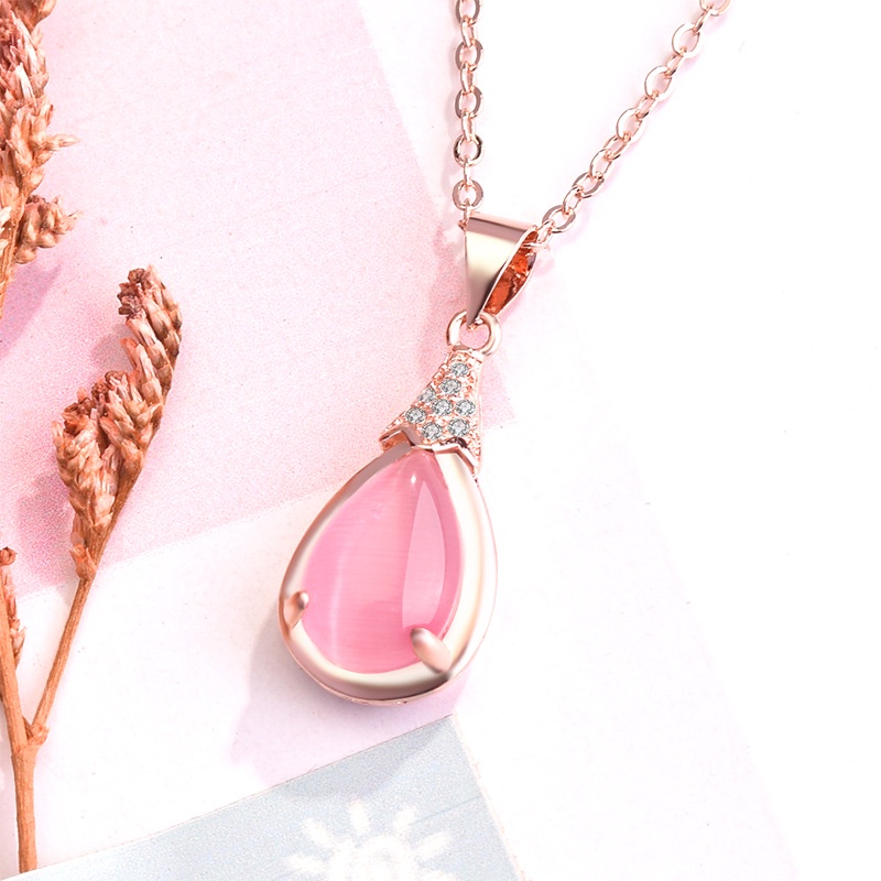 [Ready Stock]Fashion Inlaid Pink Crystal Pendant Simple Elegant Necklace