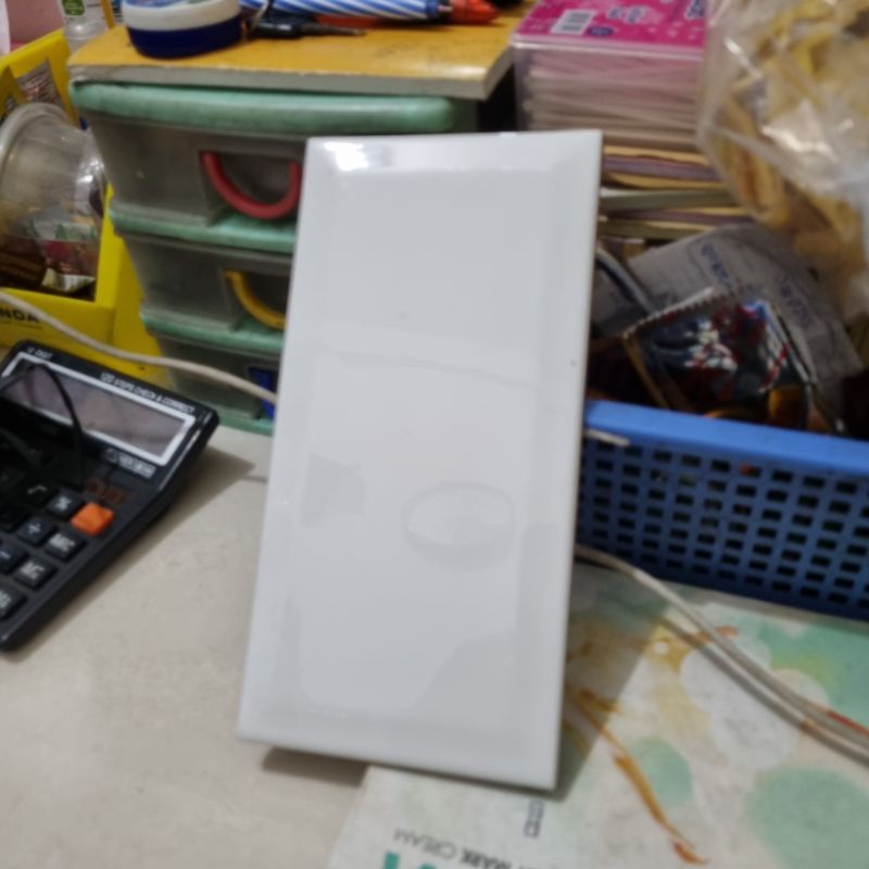 keramik 10x20 putih bevel kw1