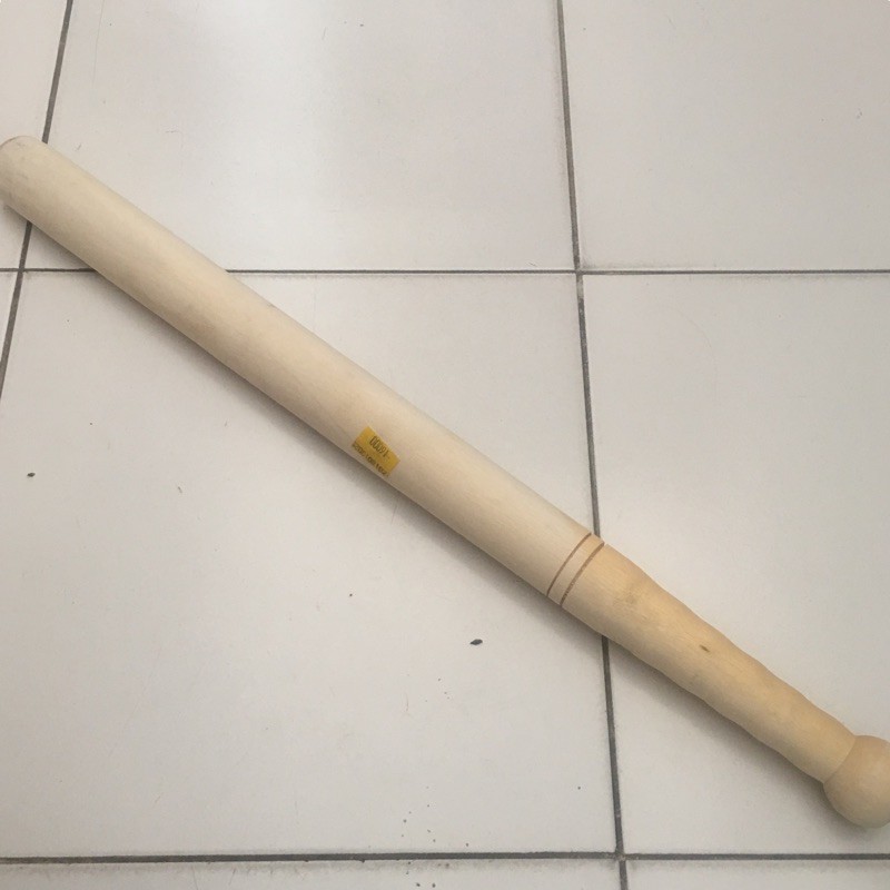 mainan tongkat pemukul dan bola kasti