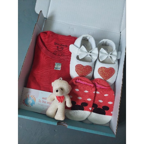 (4 IN 1 BABY BOY GIRL) HAMPERS KADO LAHIRAN BAYI GIFT BOX SEPATU BAJU JUMPER KUPLUK KAOS KAKI SEPATU FLATSHOES BONEKA MURAH MERIAH HADIAH LAHIRAN-Merah hati