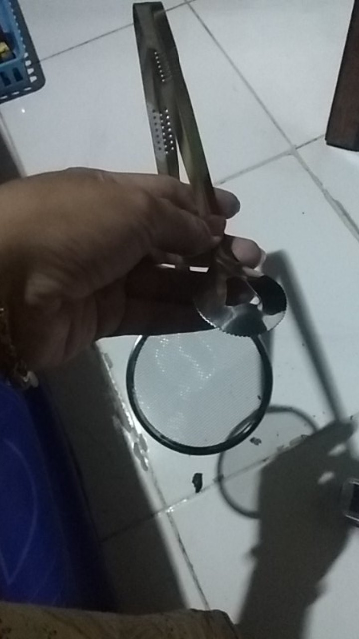 Jepitan Penggorengan Dengan Tirisan Minyak