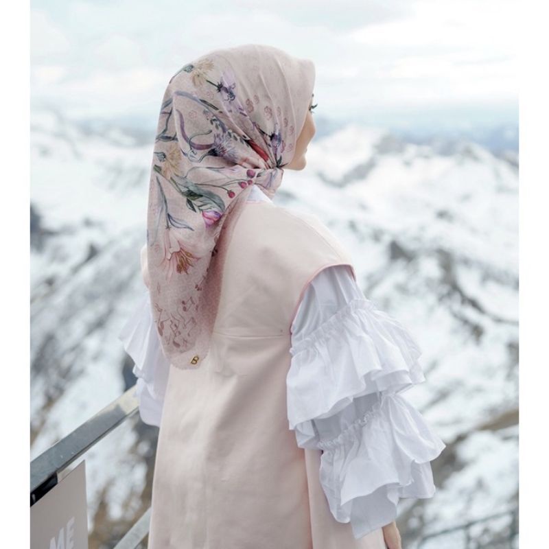 NADA VOAL SQUARE FIS BUTTONSCARVES