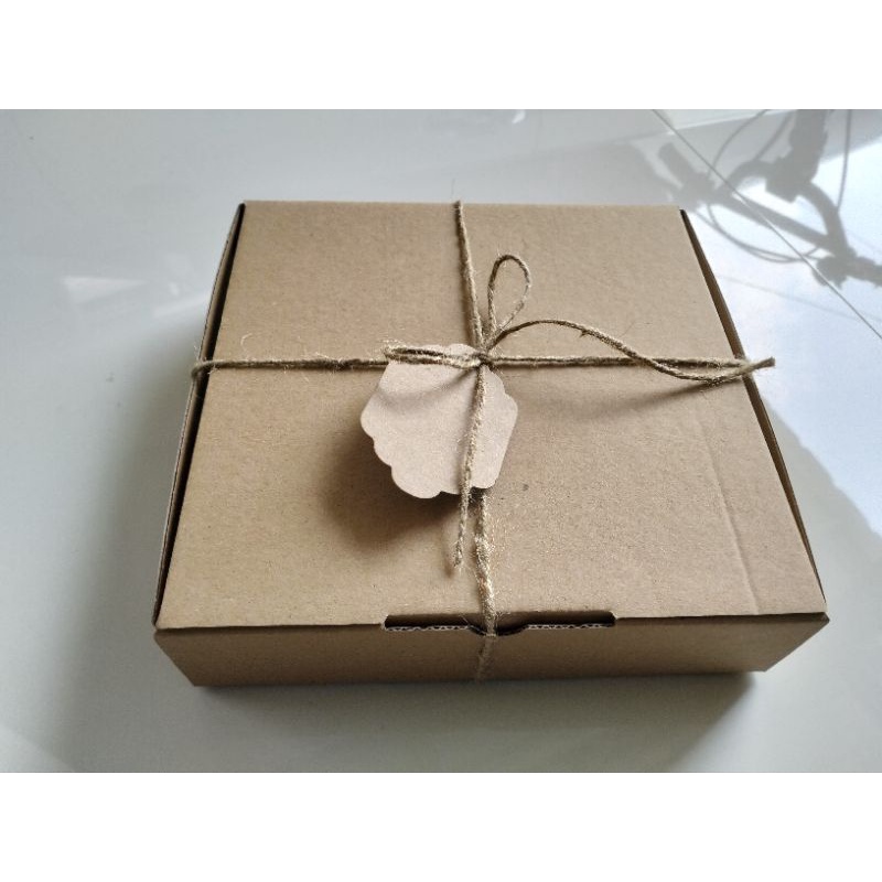 

Kotak Lukisan 20x20x5 include Tali dan Tag Lukisan (Box Lukisan)