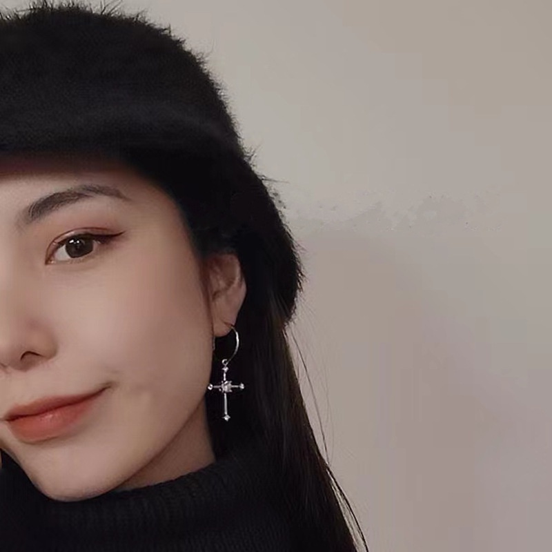 Anting Tusuk Bentuk Salib Aksen Berlian Imitasi Warna Silver Untuk Wanita