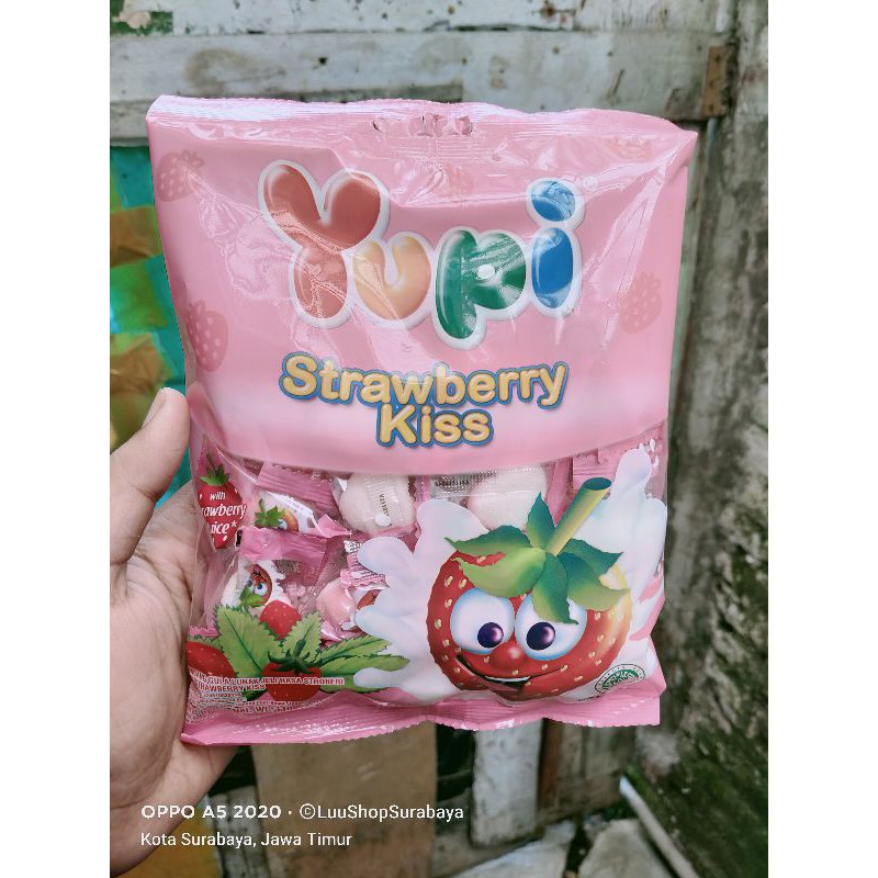 

Yupi Gummy Candies Stroberi Kiss 110gr Permen Yupi