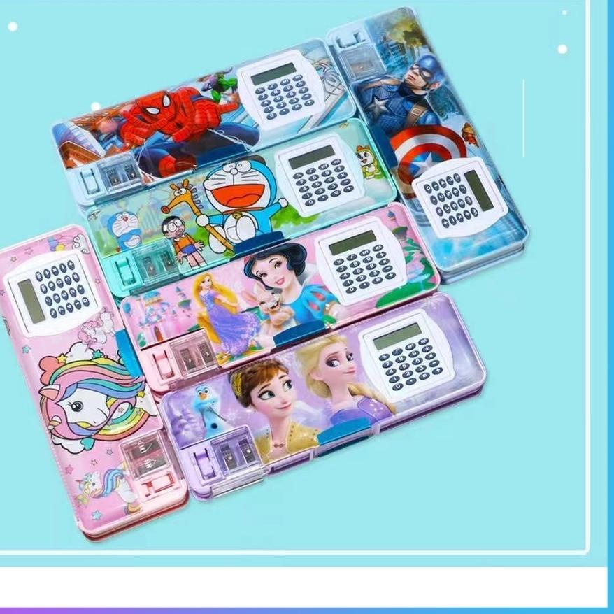 

Barang Baru ✱ Kotak Pensil Magnet Kalkulator / Tempat Pensil Karakter Calculator/Pensil Box Lucu+