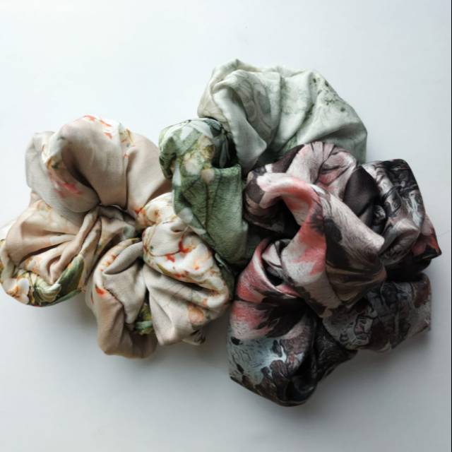 

|Scrunchies|get 3|random color