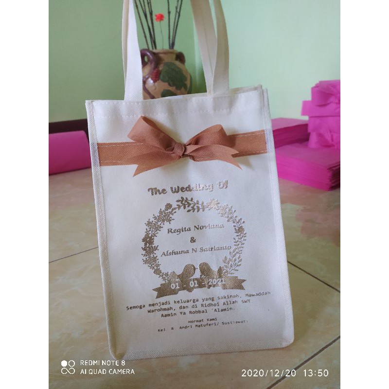 

tas hajatan ukuran 18x18 tinta emas 75gsm