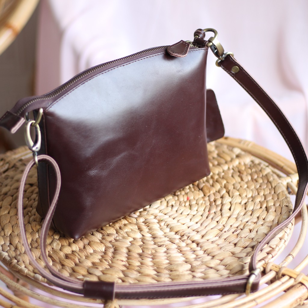 TAS SELEMPANG WANITA KULIT SAPI ASLI MODEL ZIA COKLAT TUA/ FREE GRAVIR NAMA DI GANTUNGAN TAS