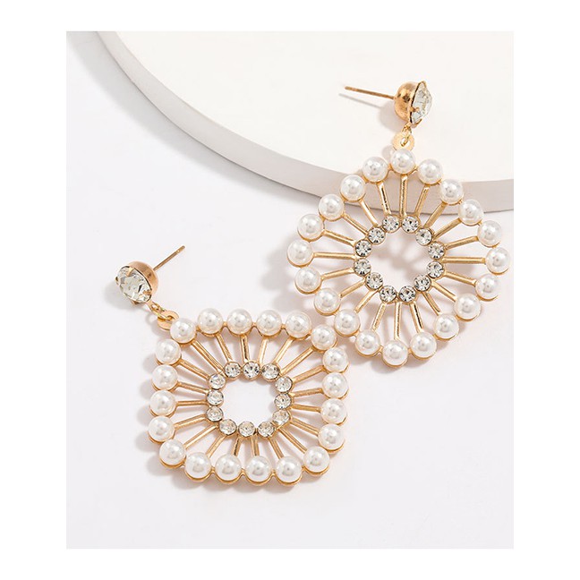 LRC Anting Tusuk Fashion Golden Alloy Diamond And Pearl Square Geometric Earrings K10064