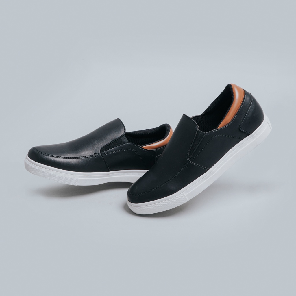 ALISSON BLACK ORIGINAL x LVNATICA Sepatu Slip On Hitam Pria Slop Simple Casual Selop Jalan Santai Kuliah Hangout Main Nongkrong Loafers Pesta Kondangan Loafer Distro Semi Kulit Premium Footwear Big Size Jumbo Ukuran Besar 44 Keren Terbaru Kekinian Branded