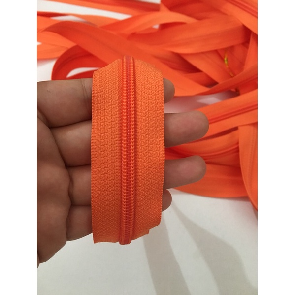 Daun Resleting ykk no 5 oren per meter