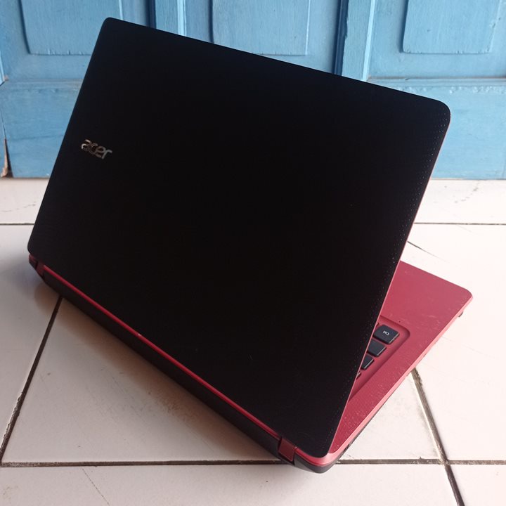 Acer Asire ES1-432 Hitam Merah Slim Tipis14 inch RAM 4GB SSD 128GB Windows 10 Laptop Second