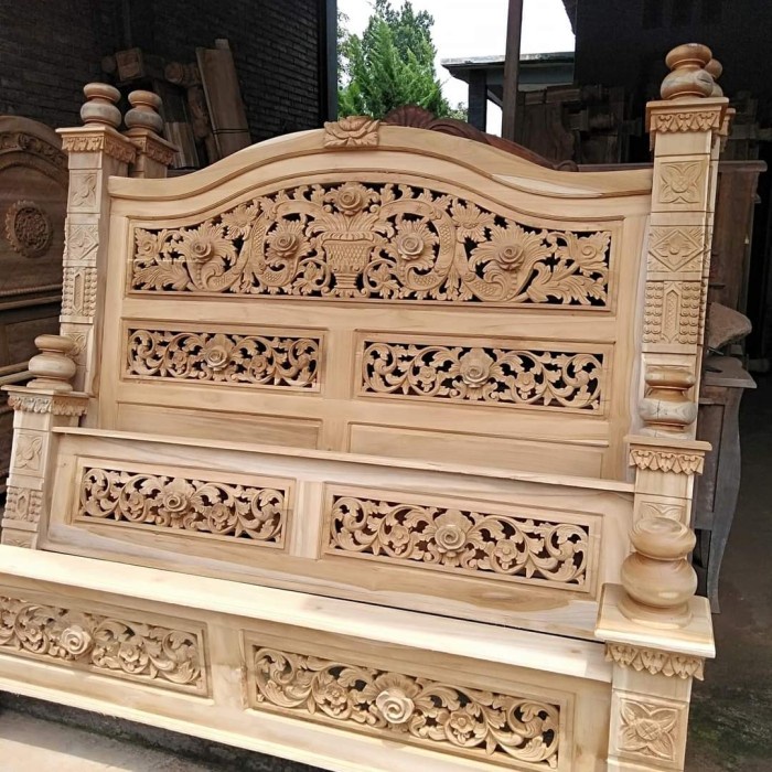 DIPAN RANJANG UKIR JATI MOTIF RAHWANA MAWAR