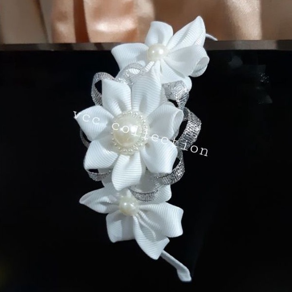 bando pesta anak cewek tema warna putih bunga mutiara