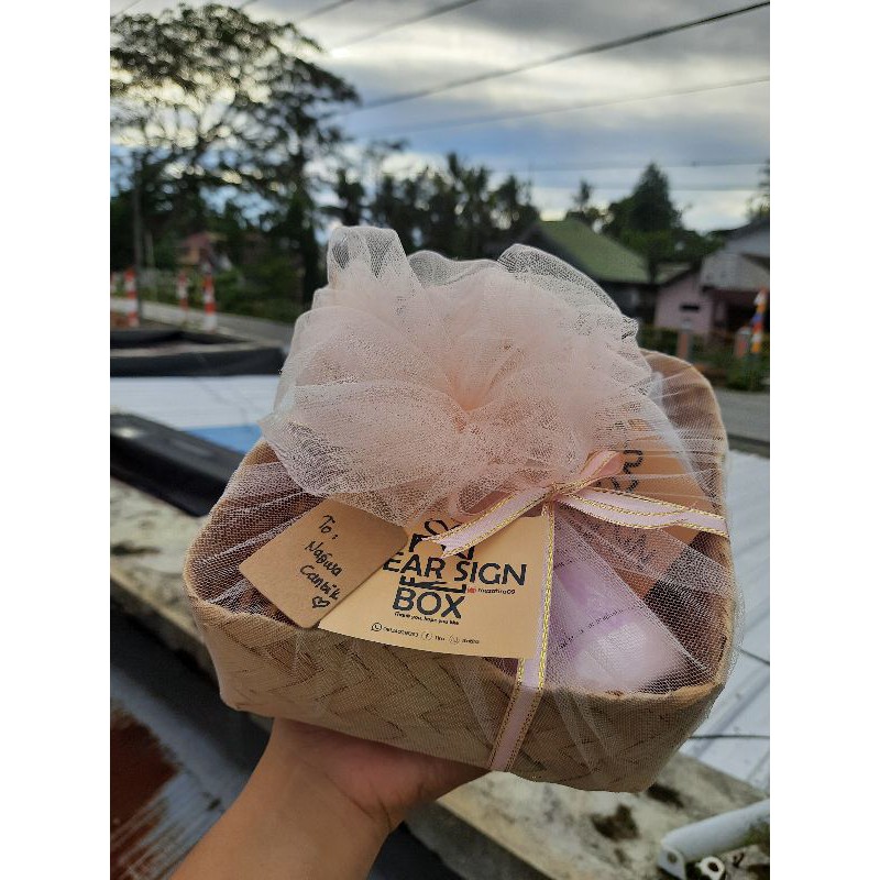 

Hampers besek box isi hb scarlett dan snack by dear sign box