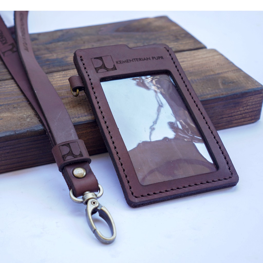 

GANTUNGAN ID CARD HOLDER NAMETAG KULIT CUSTOM NAMA INSTANSI PERUSAHAAN